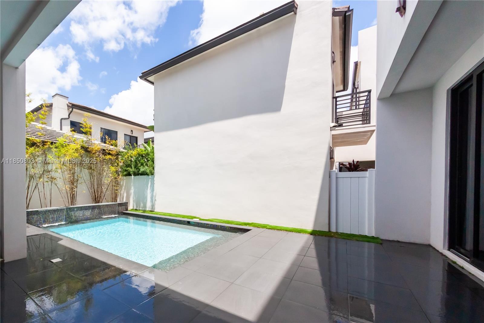 DOWNTOWN DORAL SOUTH PHAS - Residential