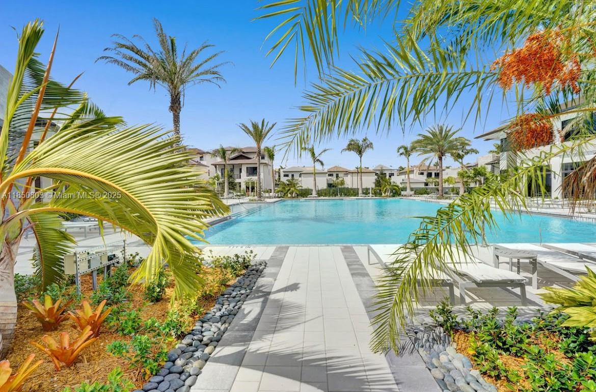 DOWNTOWN DORAL SOUTH PHAS - Residential