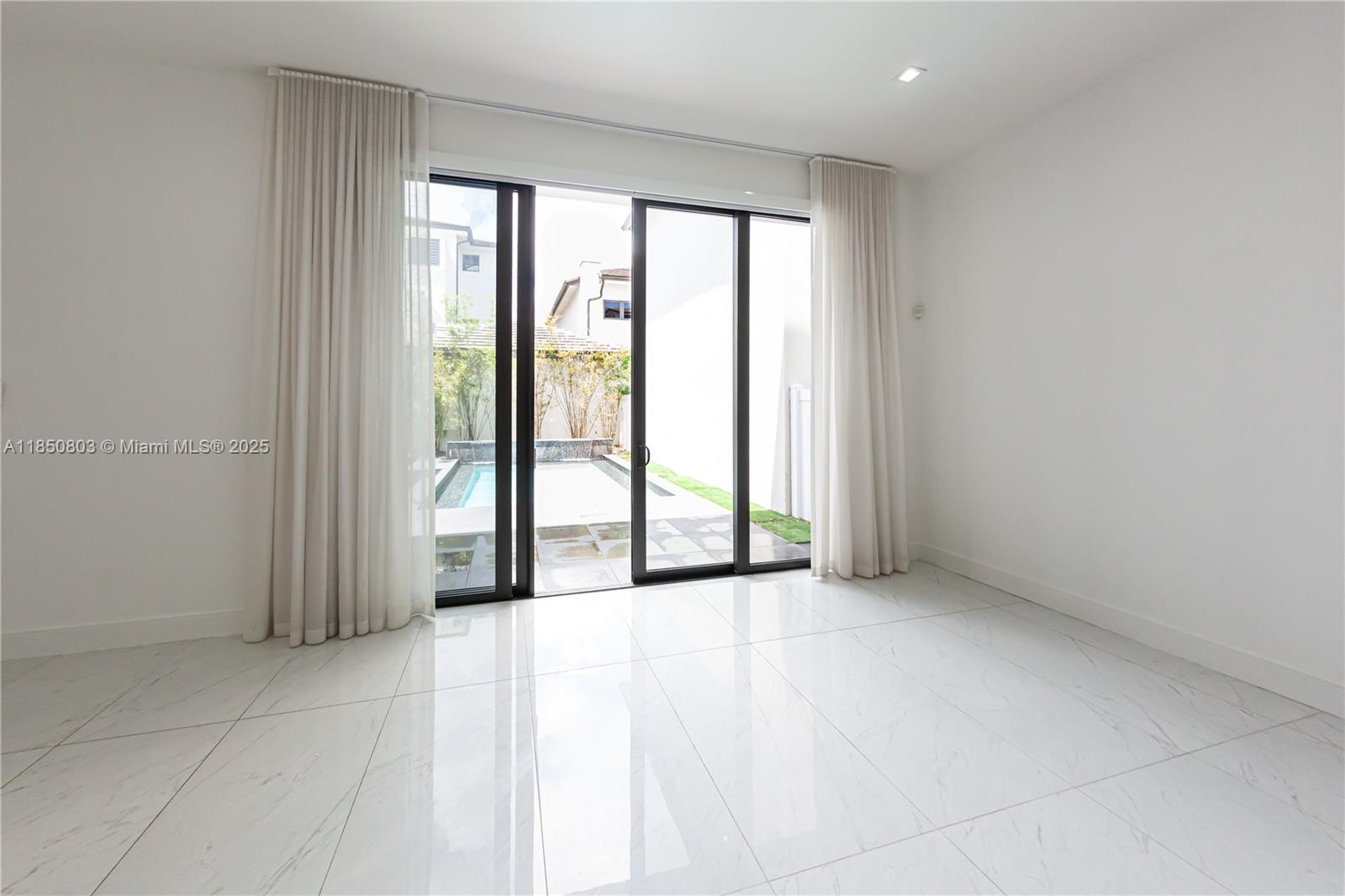 DOWNTOWN DORAL SOUTH PHAS - Residential