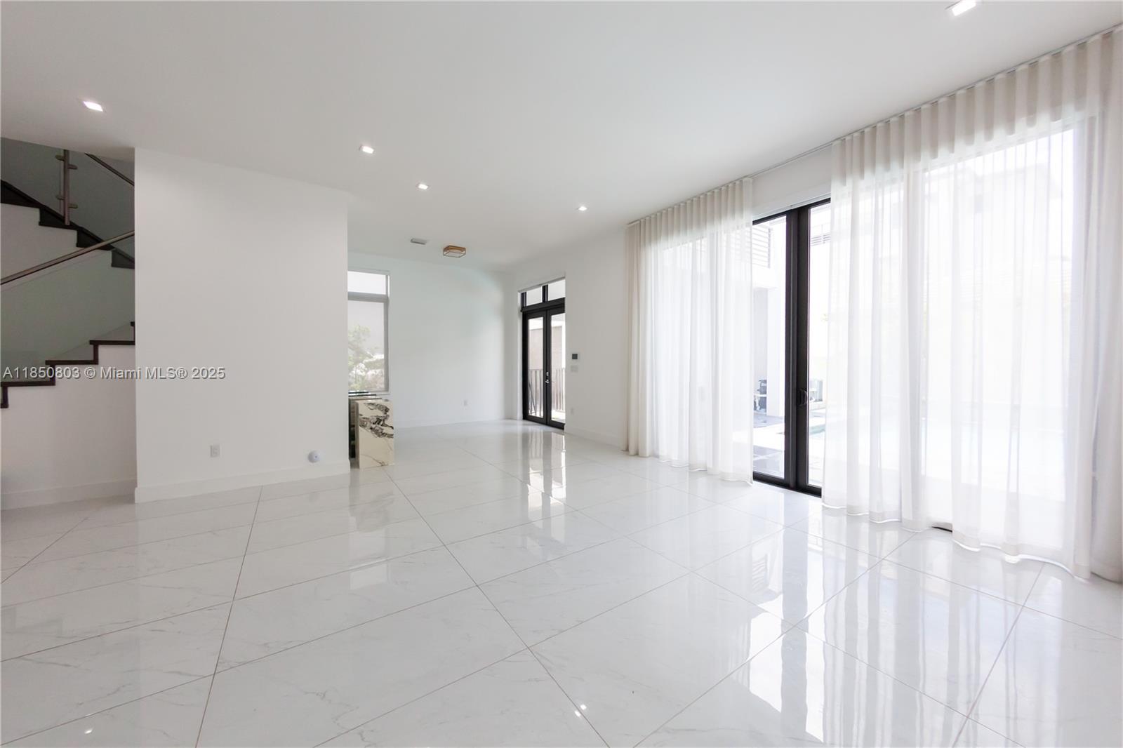 DOWNTOWN DORAL SOUTH PHAS - Residential