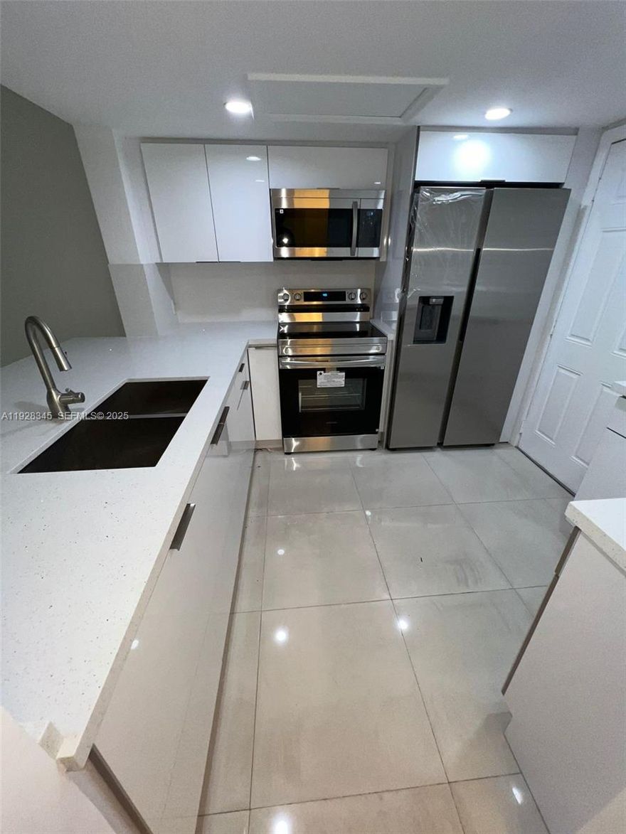 Welcome to Biscayne Lakes Gardens G107.
A completely remodelled flat with new appliances, new kitchen, bathrooms, and new air conditioning. Excellent location in Aventura, just steps away from the Aventura Mall and other shopping centres.
One bedroom + den and one full bathroom + a half bathroom in front of the kitchen.
Porcelain tile floors and everything is new.
Don't miss this opportunity.