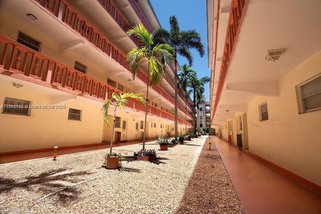 FIRST GULFSTREAM GARDEN - Residential