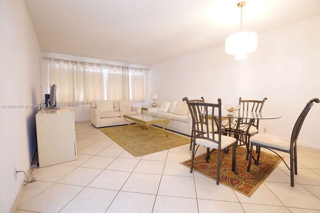 FIRST GULFSTREAM GARDEN - Residential