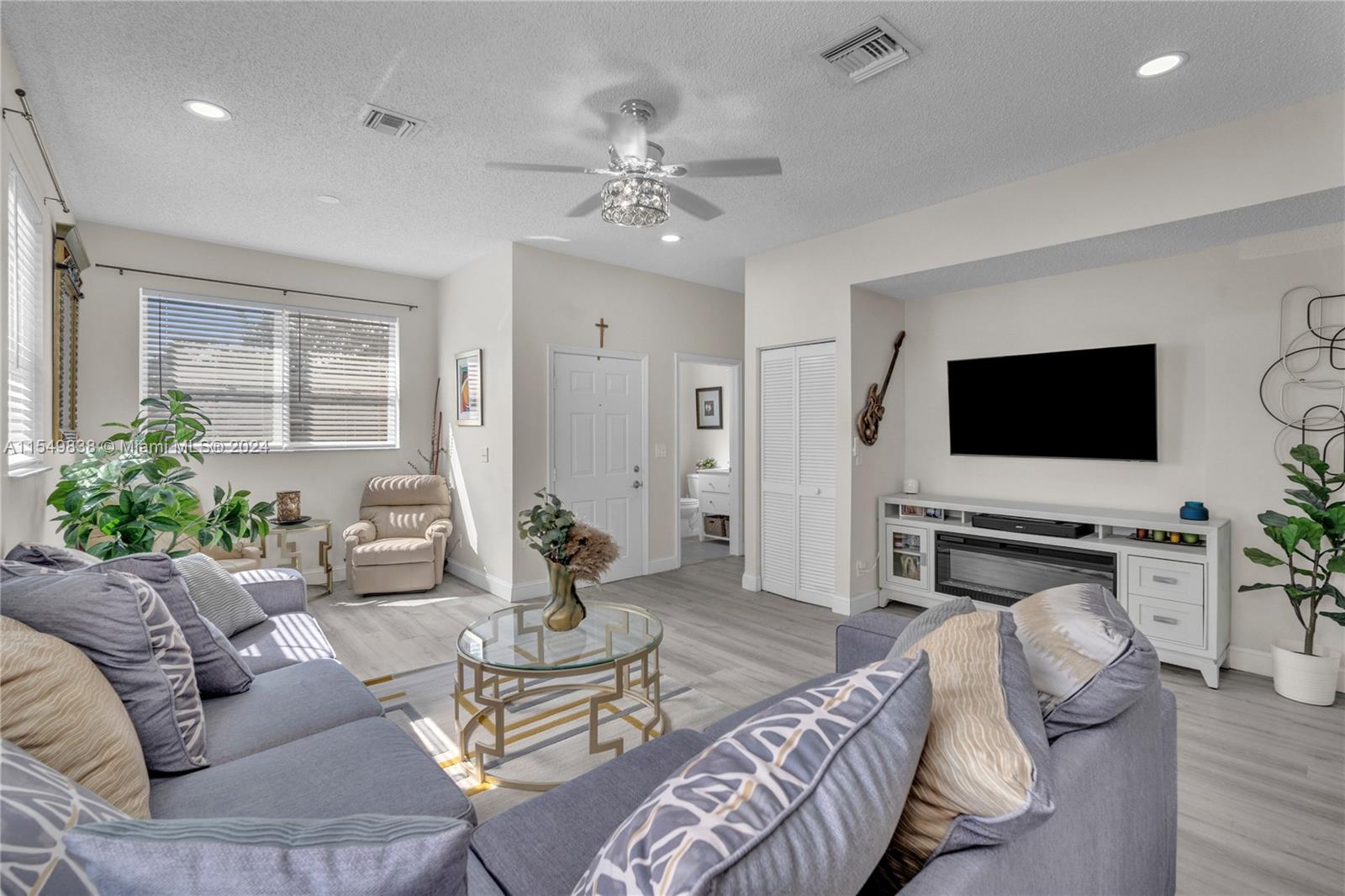 KENSINGTON MANOR - Residential