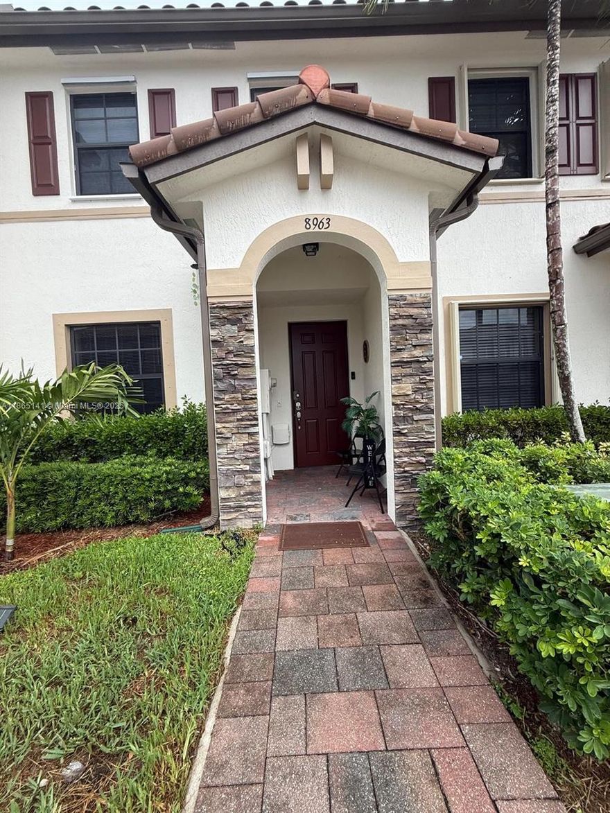 Beautiful townhouse in Aragon. Tile on the first floor, laminate on the second floor, two bathrooms, 2.5 baths, washer and dryer, and fenced backyard. Two assigned parking spaces in front of the villa. A+ schools. Close to the highway, restaurants, shopping, and much more. The association requires a minimum credit score of 680.