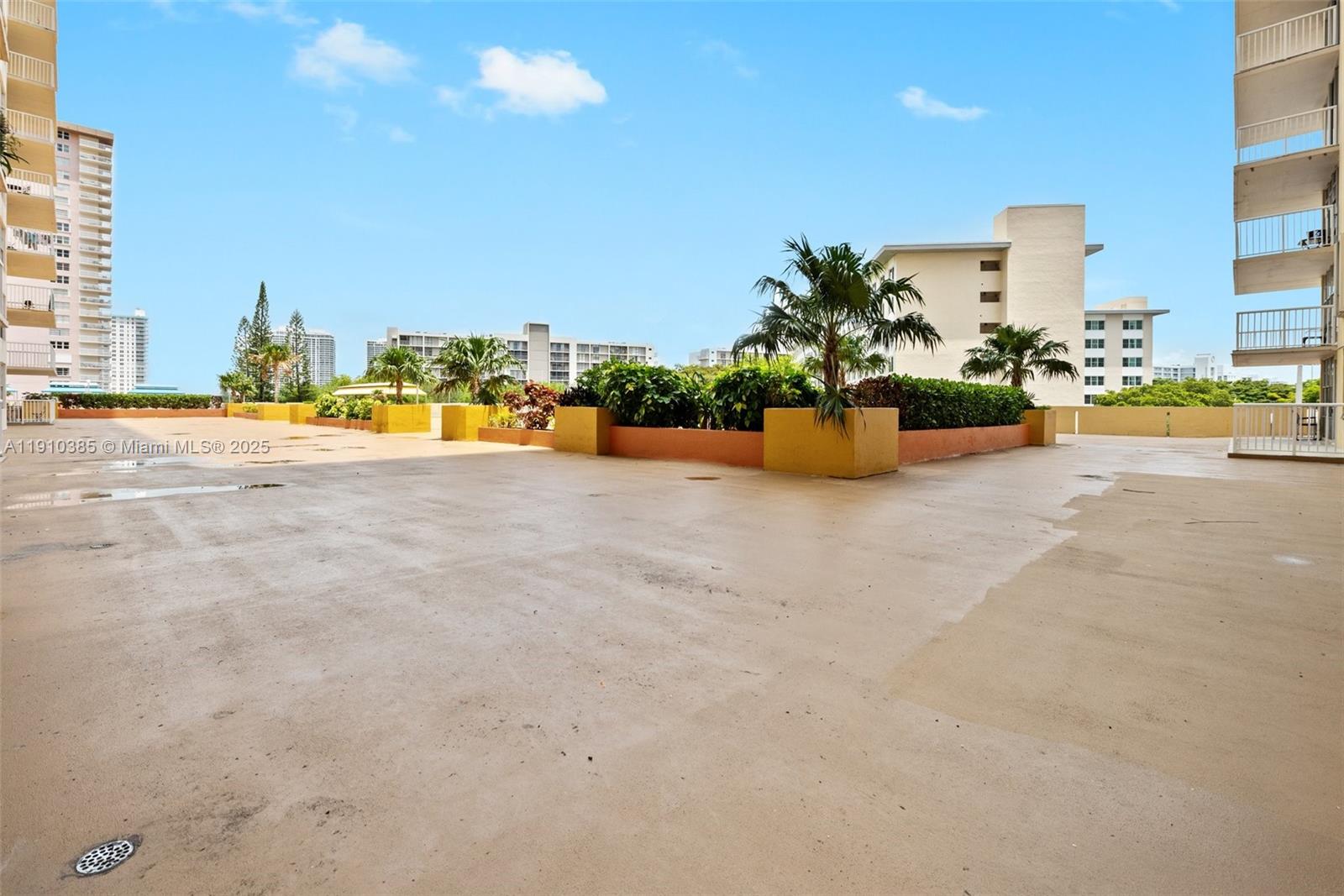 WINSTON TOWERS - Residential