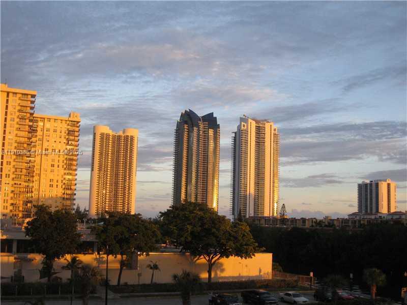 WINSTON TOWERS - Residential