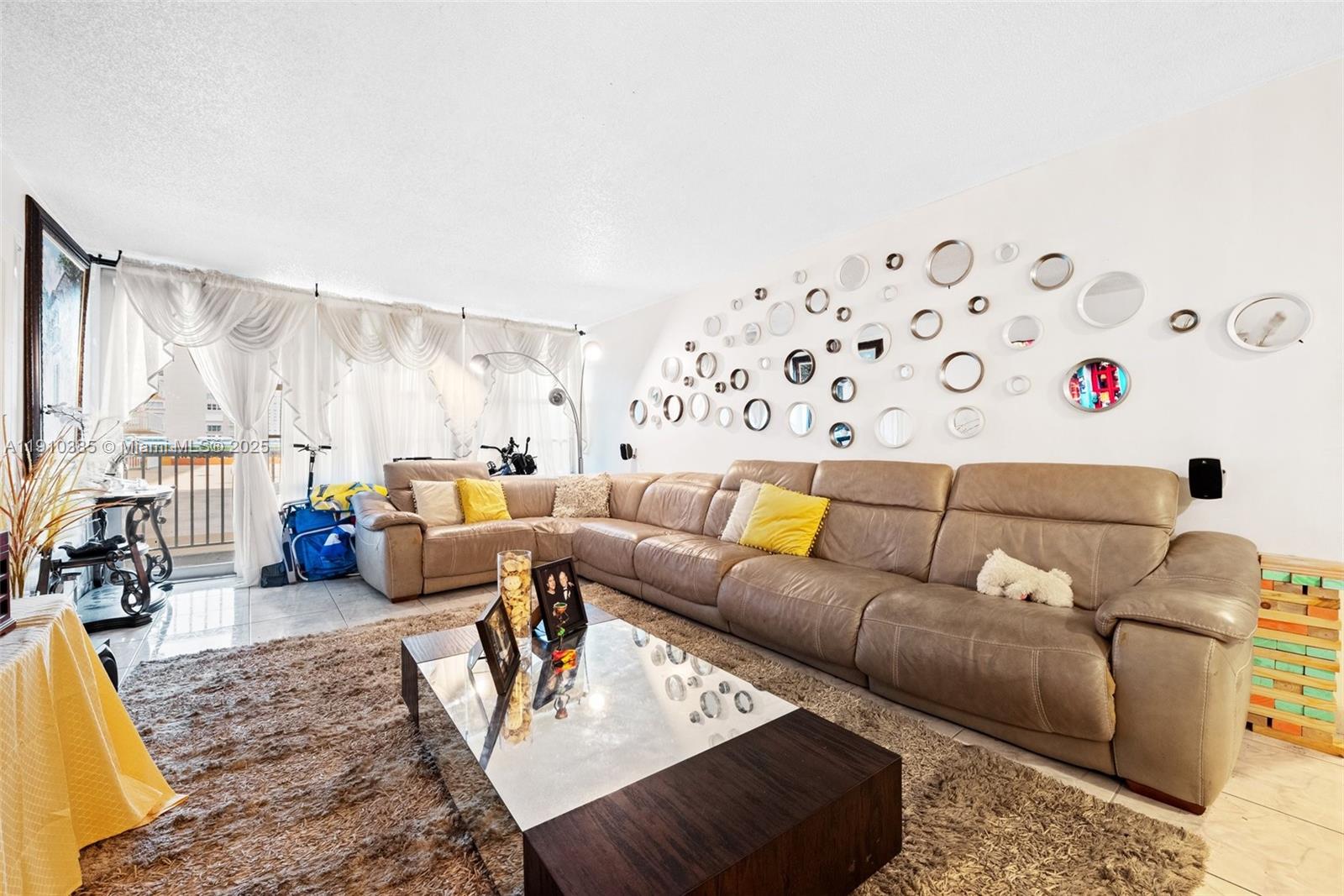 WINSTON TOWERS - Residential