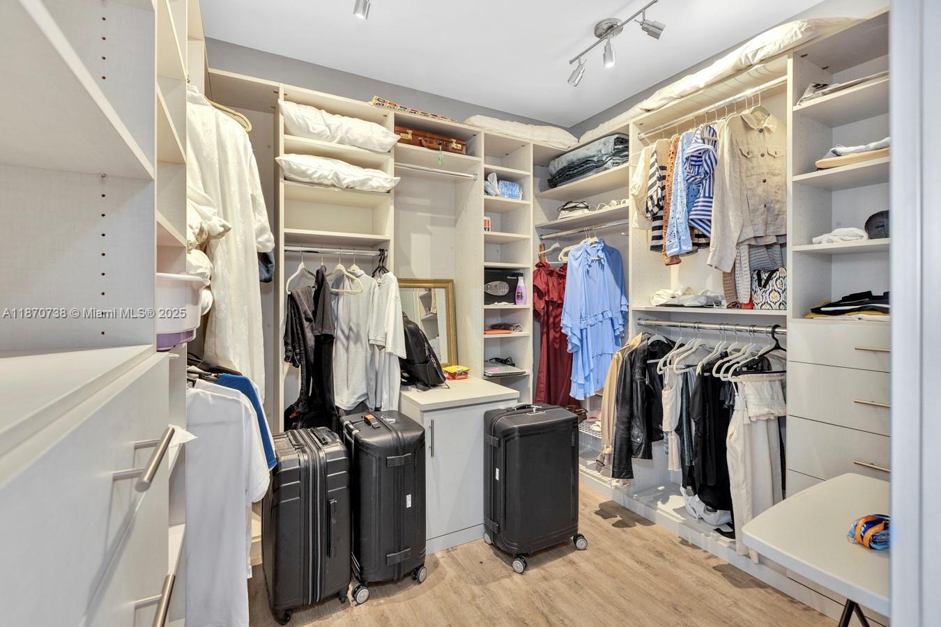 2000 ISL BLVD WILLIAMS IS - Residential