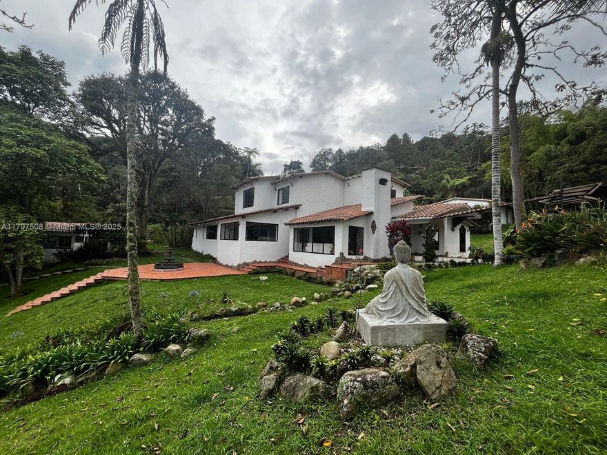 Spectacular Country Estate in El Retiro, Antioquia – Just 40 Minutes from Medellín!
This luxurious estate offers a private library, cinema room, TV lounge, 2 elegant living rooms, 2 fireplaces, and a sophisticated bar. Enjoy a wine cellar, BBQ area, event room, gym, chapel, and a tranquil natural fountain. The property is surrounded by fruit trees, with 2 creeks flowing through and a native forest as its neighbor, offering total privacy and a deep connection with nature. Located in the exclusive gated community of La María, known for its spacious lots, lush landscapes, pet-friendly policies, and year-round maintenance. Just 7 minutes from El Retiro’s charming town square. Close to shops, restaurants, and more.  Ideal for those seeking elegance, nature, and peace in one perfect setting.