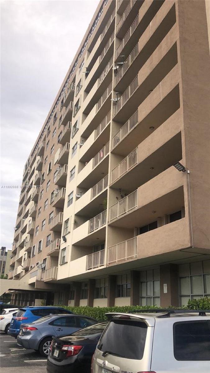 PLAZA OF WESTLAND CONDO - Residential