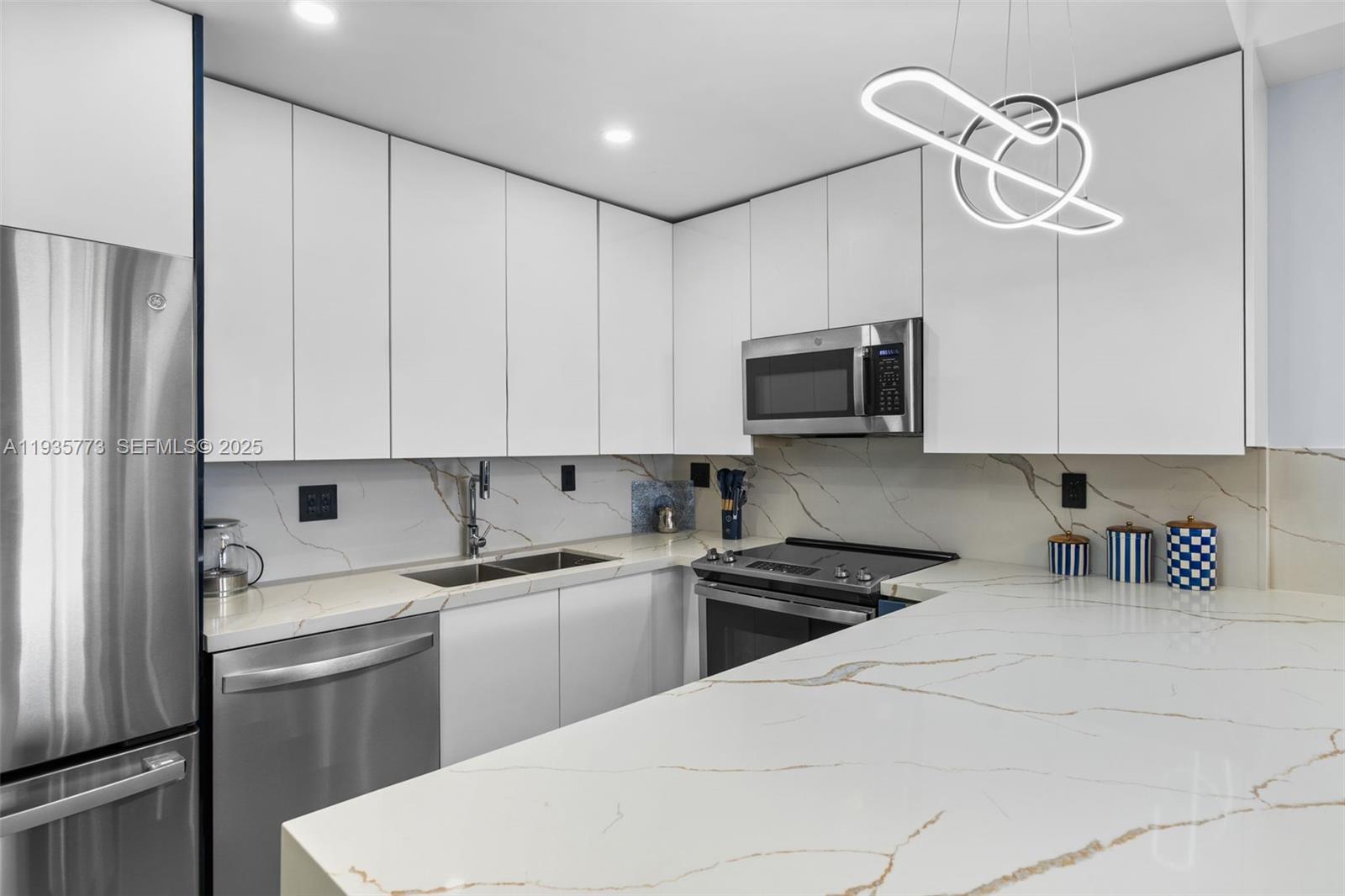 19380 Collins Ave 826