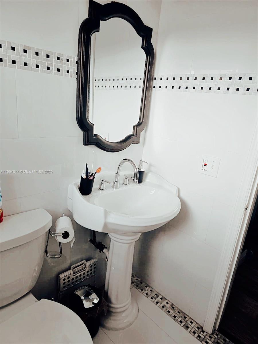 BREEZYWAY MANOR SEC - Residential Lease