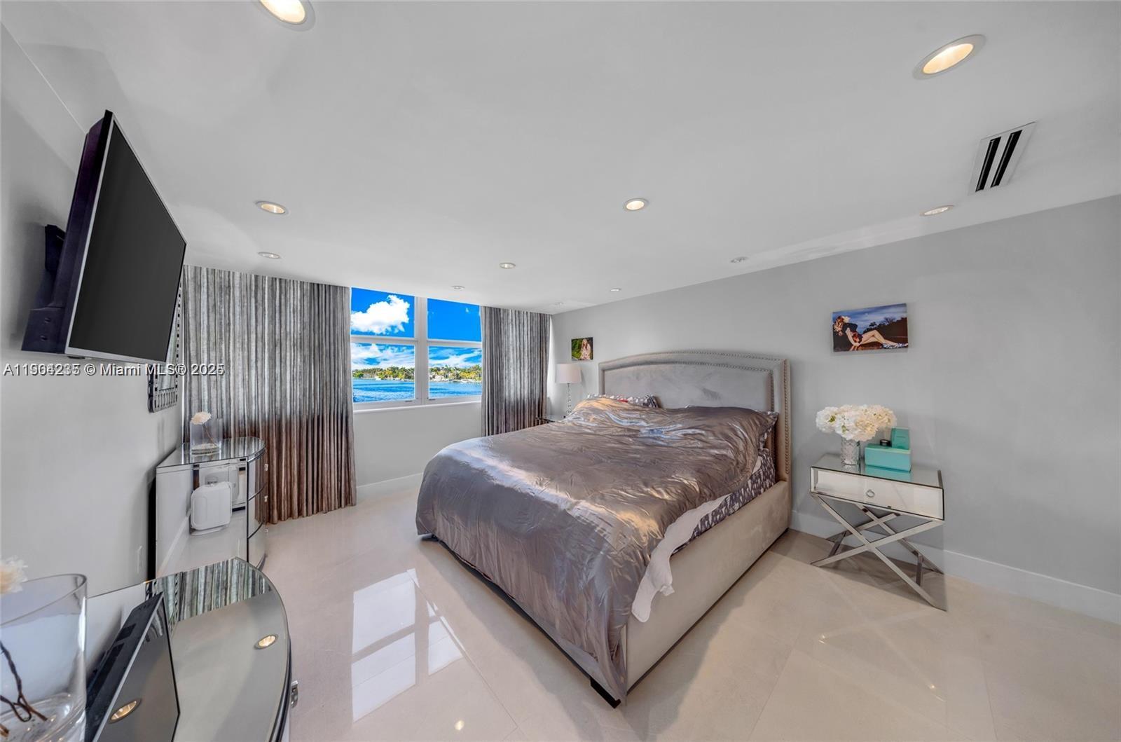 5838 CONDOMINIUM - Residential Lease