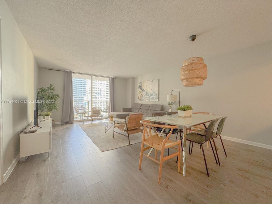 Location Location Location !!!! No rental Restrictions. 1 Bedroom, 1 Bath.  Washer and dryer in the unit.  The Club features 2 swimming Pools, state of the art Gym, Jacuzzi, Wet Room, Kids and Teen play area, convenient Snack Store, Meeting Rooms.  Located in the heart of Brickell's financial District only steps from the Bay, many restaurants and all of what Brickell has to offer.  Excellent investment for generating cash flow, parking space can be use by owner and tenant.