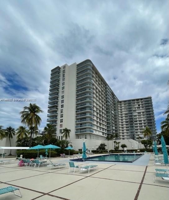 HALLMARK OF HOLLYWOOD CON - Residential Lease