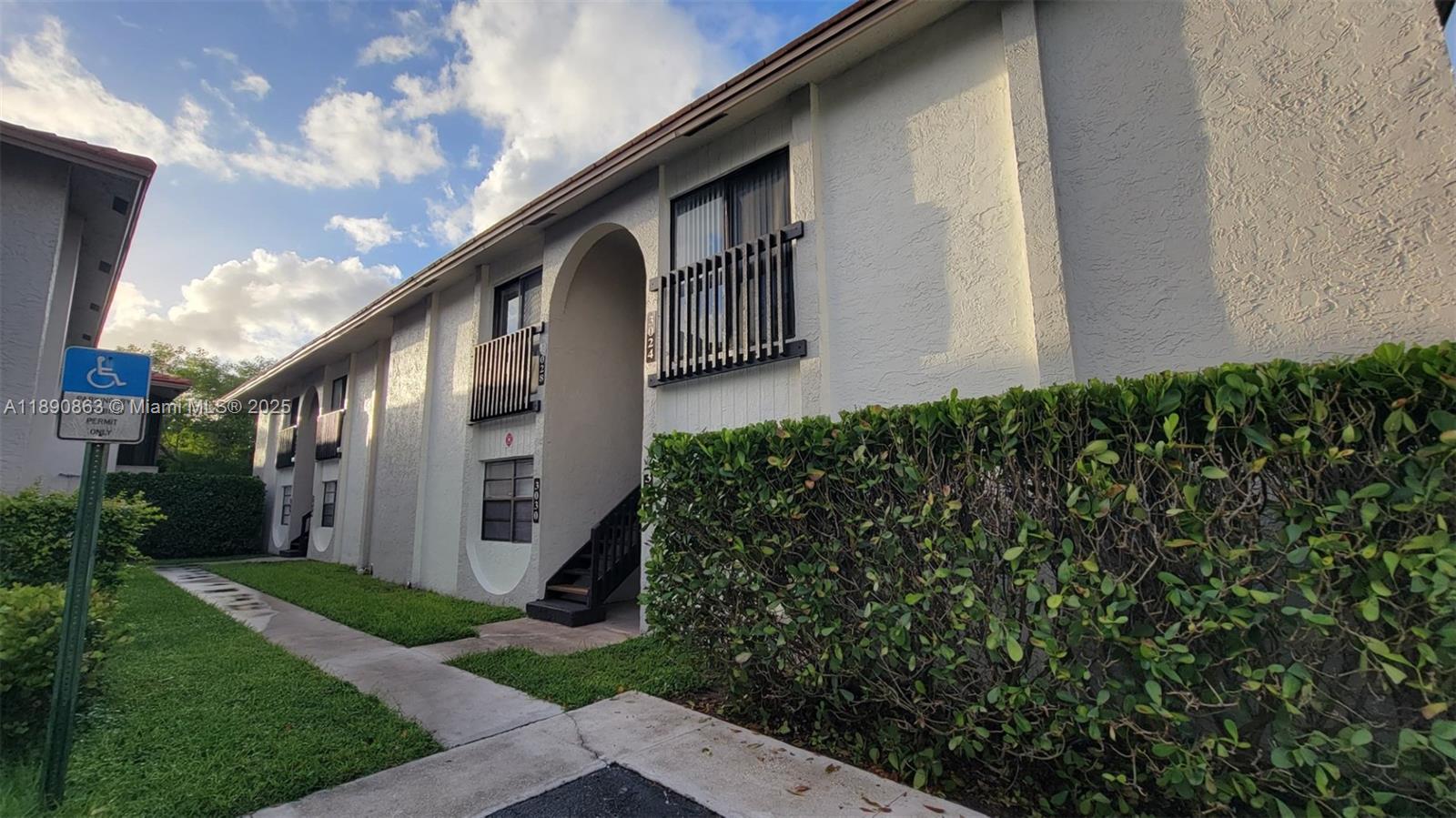 NEW REMODEL!*BEST DEAL IN CORAL SPRINGS COZY UPGRADED 2/2** This is the ONE! Totally upgraded and CLEAN in NORTH CORAL SPRINGS! Great Schools! BRAND NEW KITCHEN, NEW REFRIGERATOR! WASHER AND DRYER IN UNIT! BRAND NEW TILE FLOORS JUST INSTALLED! MASTER HAS GREAT SCREENED PATIO OVERLOOKING GARDENS VIEWS! Community POOL. Close to Sawgrass expressway! This one will FLY and this super price!! PETS OK.