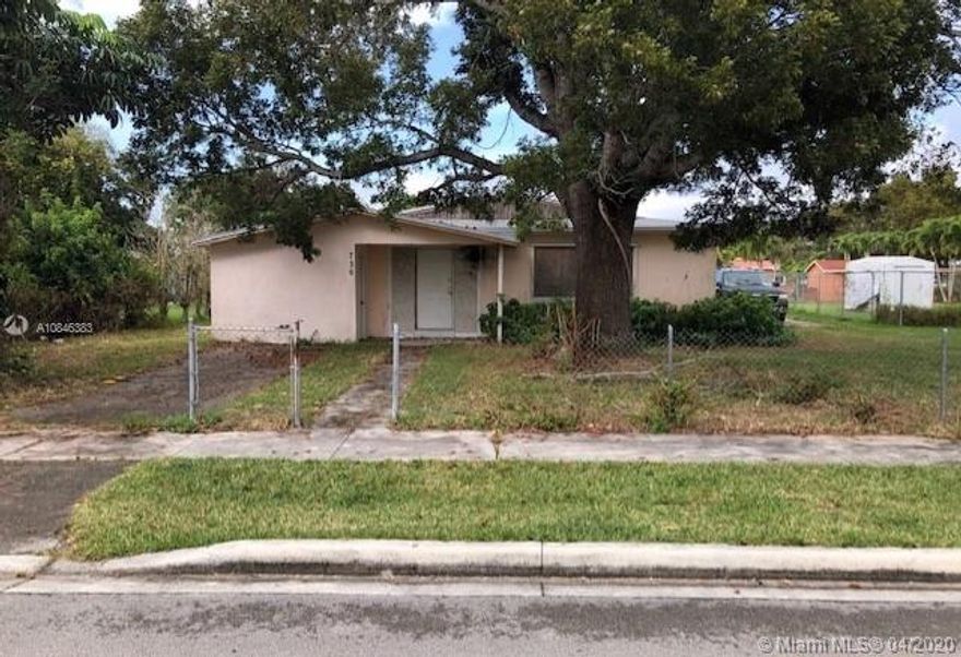 4 bedrooms 2 Bathrooms, 10,650 sq ft lot with plenty space for a pool and a boat , close distance to Main Avenues, Parks, Expressways exit, Shopping Centers and more.