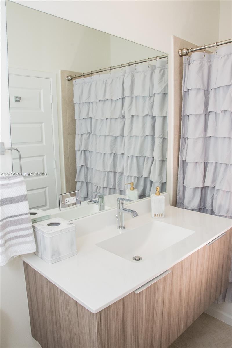 APEX AT PARK CENTRAL COND - Residential Lease