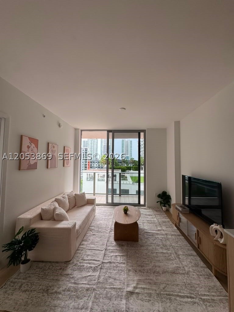90 NE 32nd St 811