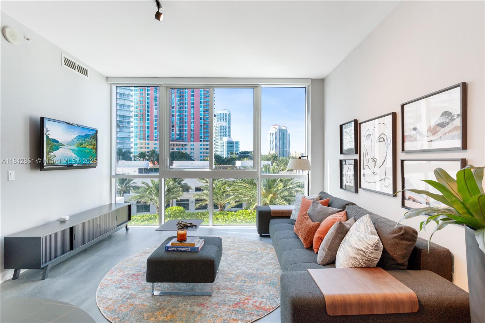 All renovated and Fully Furnished one bedroom, one full bath residence at Continuum North Tower, located in South
Of Fifth, the most exclusive area in South Beach. Bright and Spacious unit that was professionally decorated by a
well known Brazilian Architect Office. Continuum is a 12 acre luxury beachfront resort with concierge and valet
services , security, biometric recognition, gourmet restaurant for residents, full service private beach, 3tennis
courts, 2 lagoon shaped pools, multi-level gym with daily classes, lap pool and full service​​‌​​​​‌​‌​​​‌‌​​​‌‌‌​​‌​​‌‌​​​​ spa.