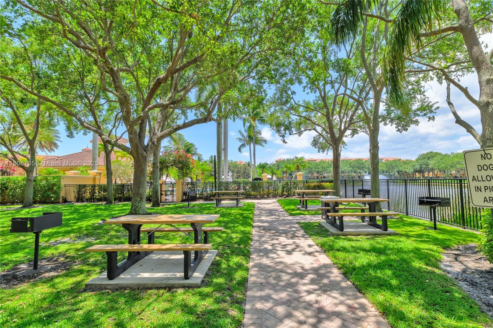 HARBOUR OAKS - Residential Lease