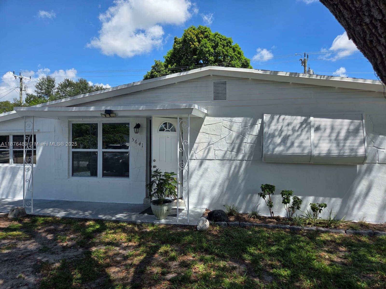 This charming single-family home features a new roof (2021), a new water heater, and a fully remodeled kitchen and bathroom. Enjoy Florida living in the screened-in Florida room, perfect for relaxing or entertaining.
Located in a quiet neighborhood close to major roads and shopping plazas convenience meets comfort.
Don’t miss out, schedule a showing today!