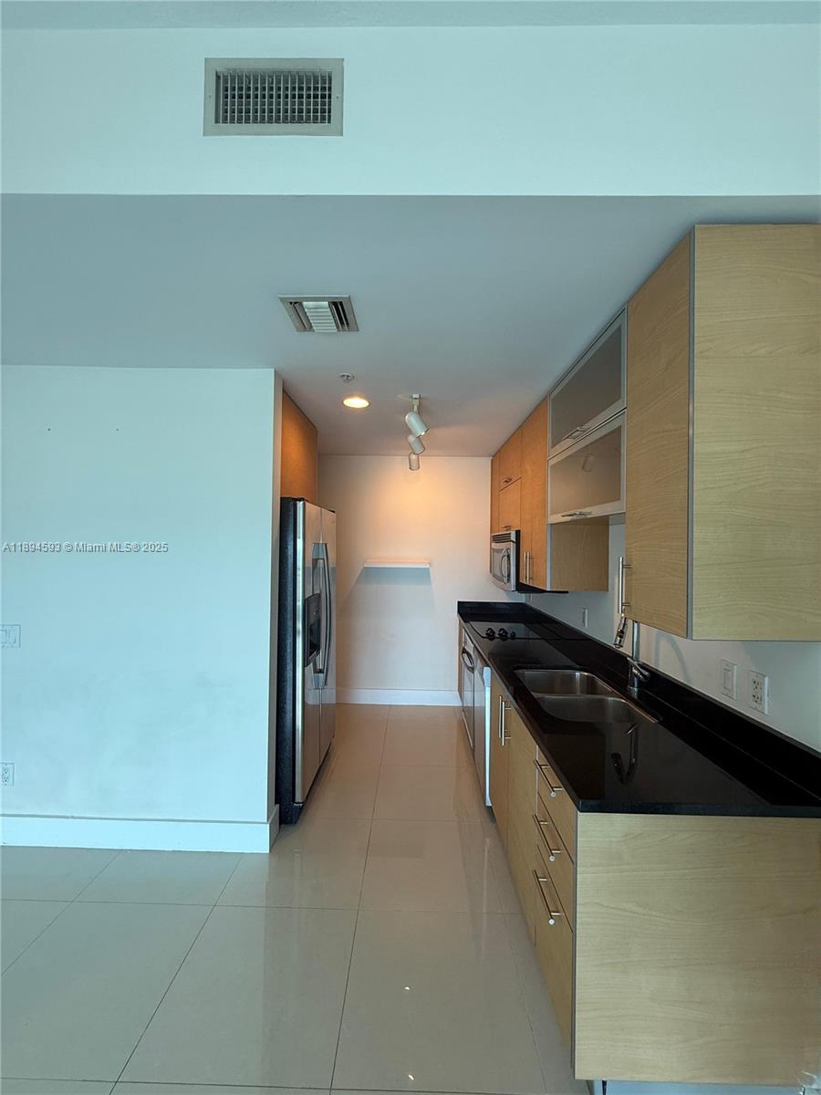 INFINITY AT BRICKELL COND - Residential Lease