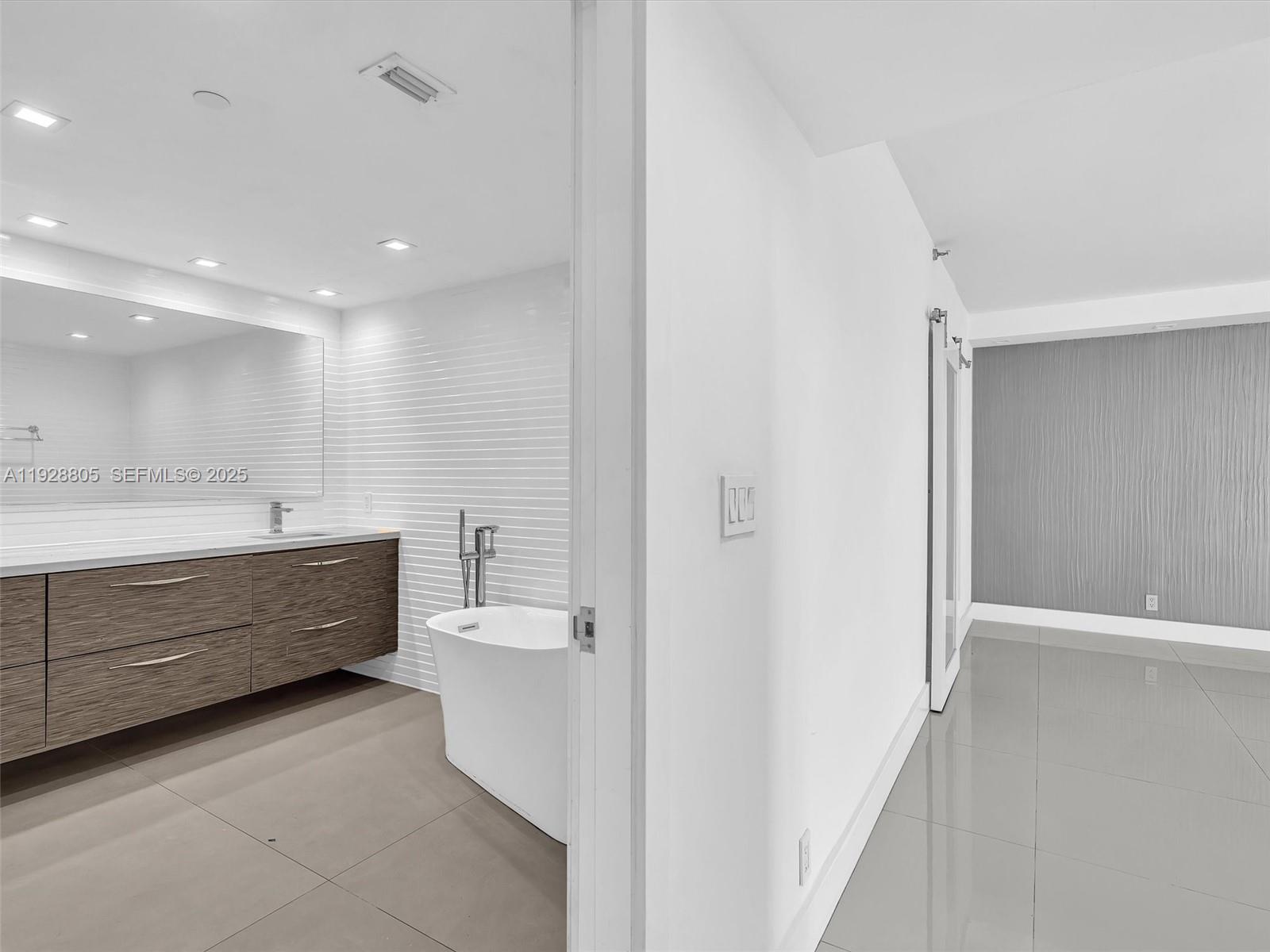 TURNBERRY ISLE SOUTH COND - Residential