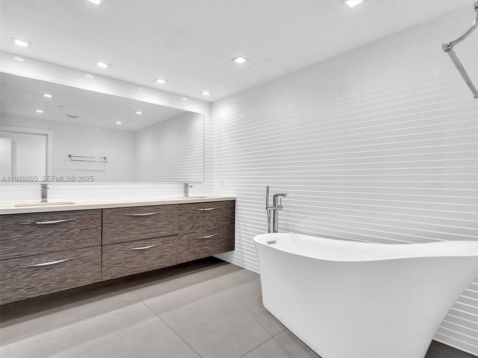 TURNBERRY ISLE SOUTH COND - Residential