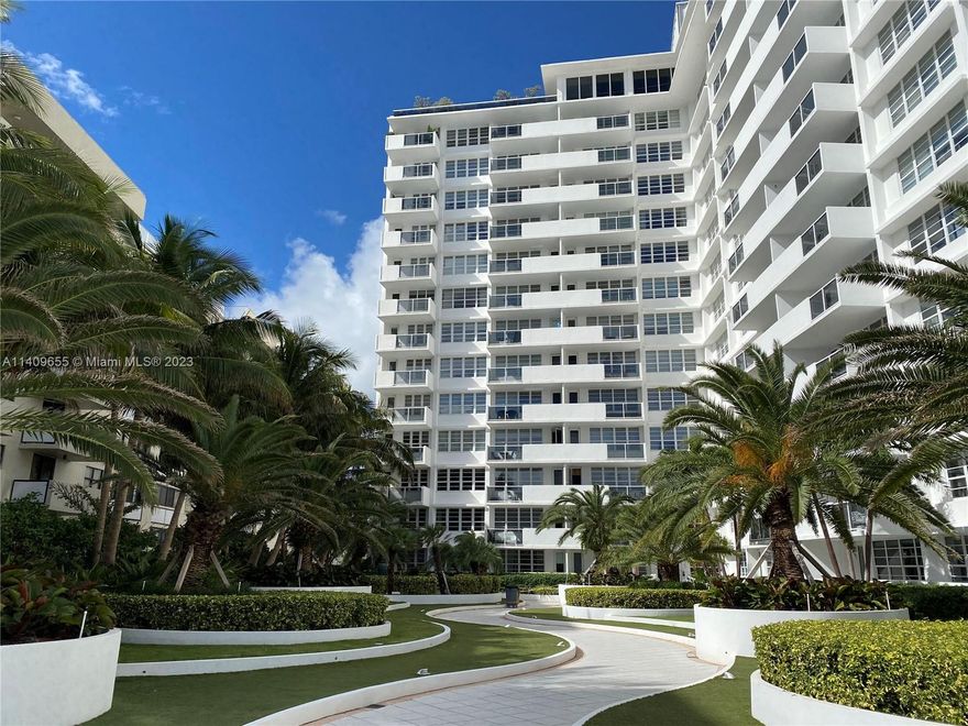 Decoplage is a full service buiding located where lincoln rd meets the ocean, great location.
this studio has an ocean view with no balcony