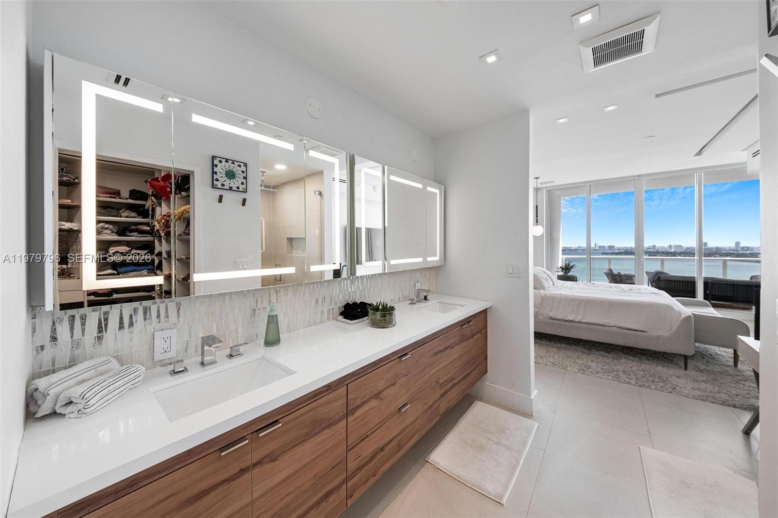 PARAMOUNT BAY CONDO - Residential