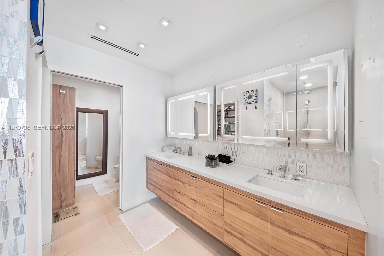 PARAMOUNT BAY CONDO - Residential