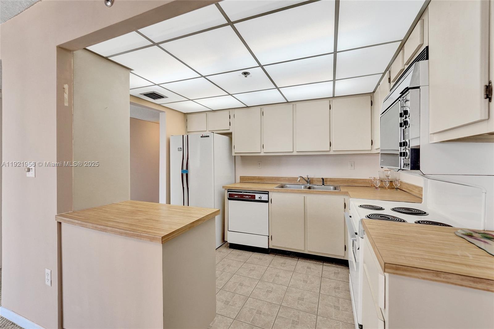 WINSTON TOWERS 600 CONDO - Residential