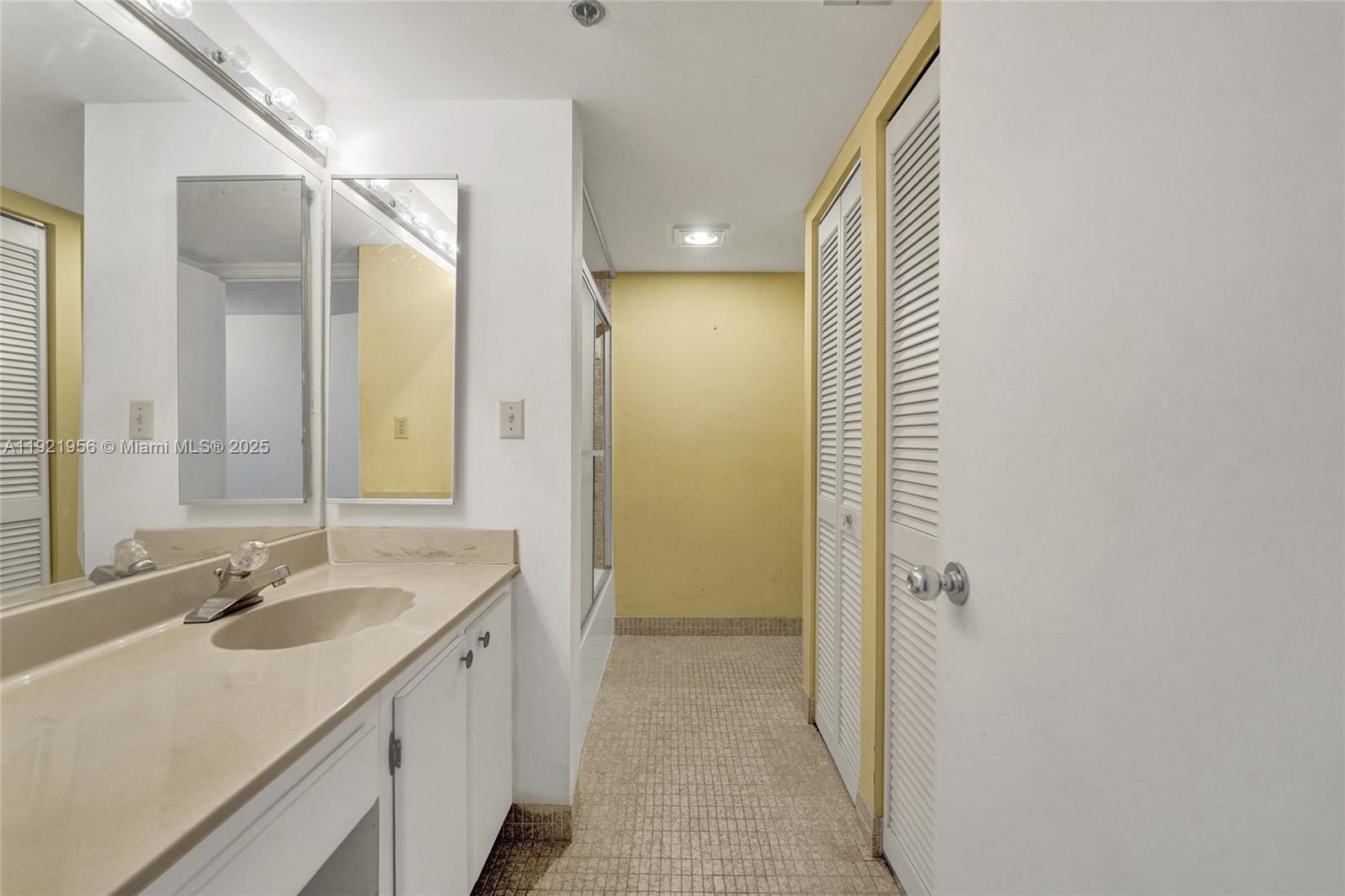 WINSTON TOWERS 600 CONDO - Residential