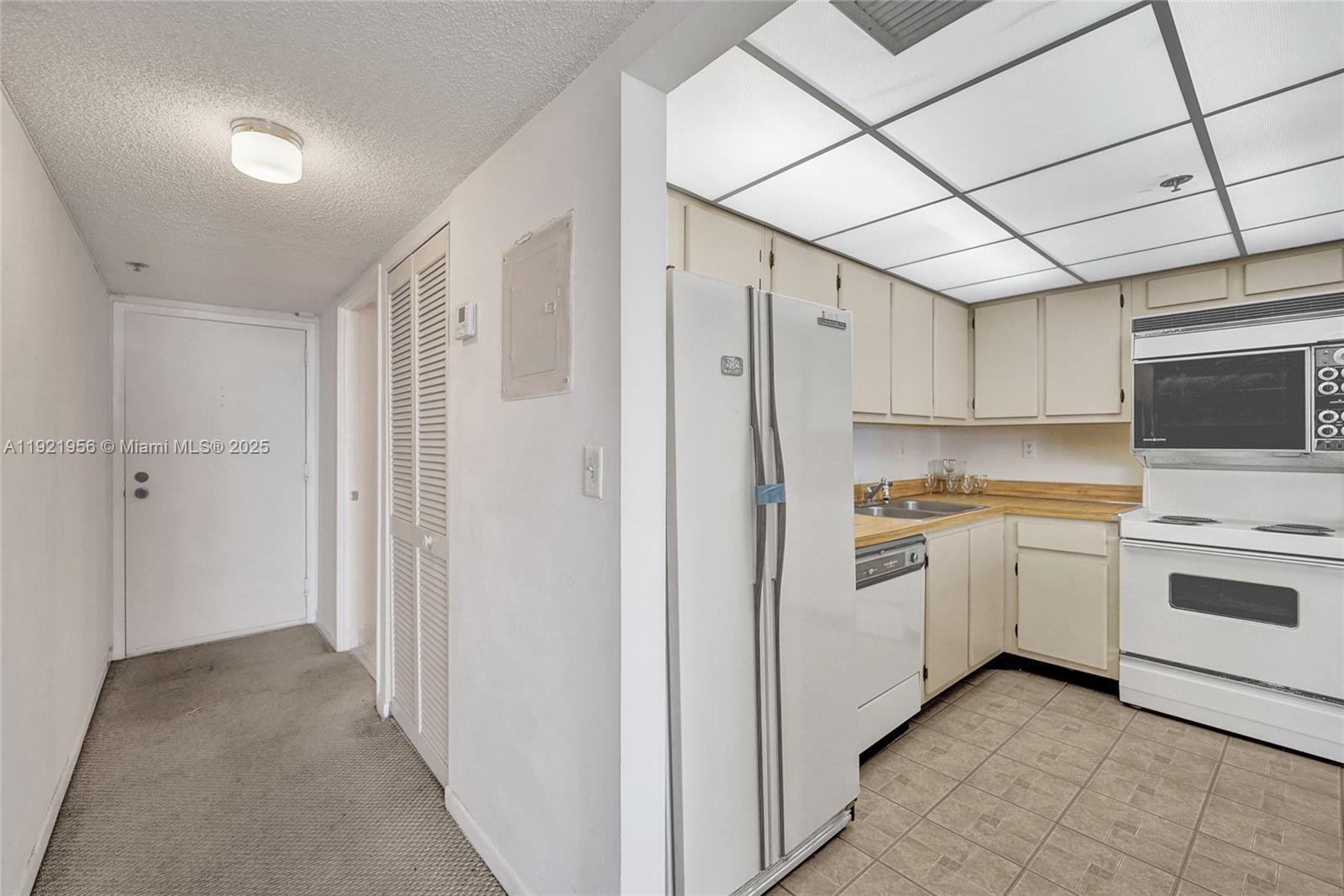 WINSTON TOWERS 600 CONDO - Residential