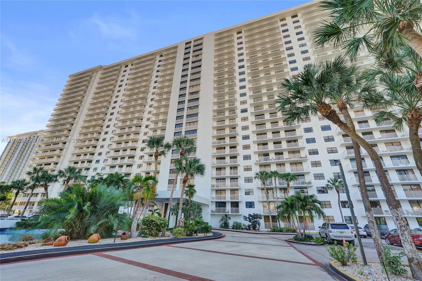 WINSTON TOWERS 600 CONDO - Residential