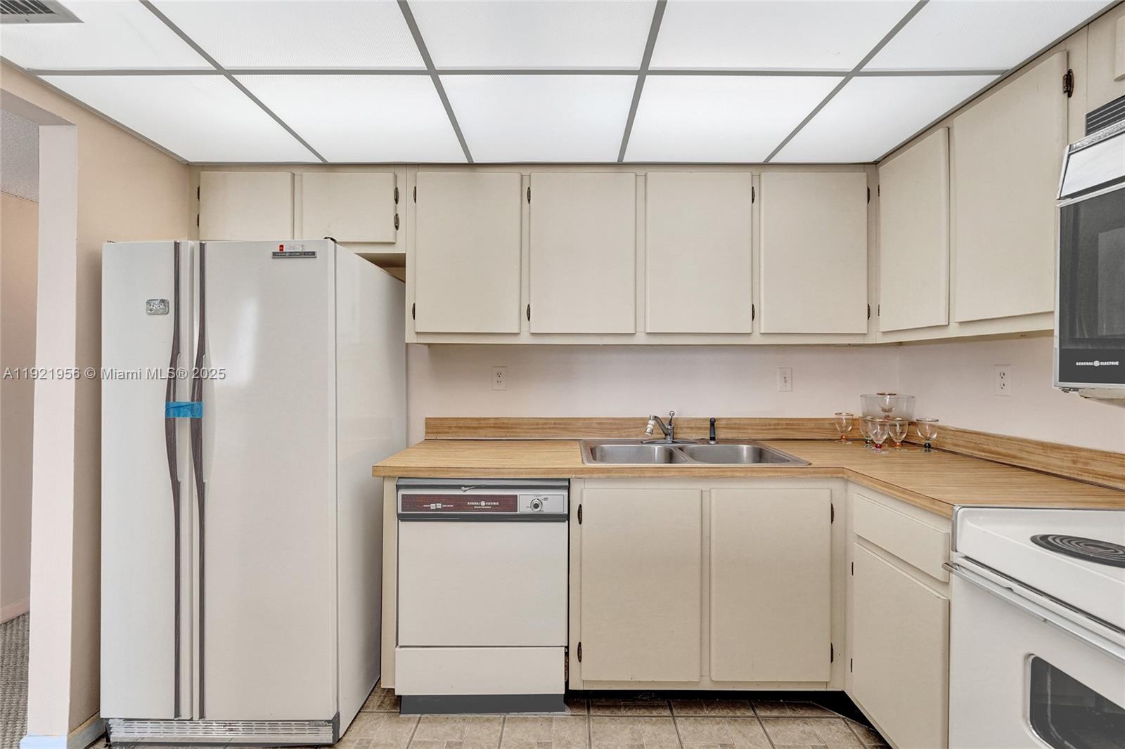 WINSTON TOWERS 600 CONDO - Residential