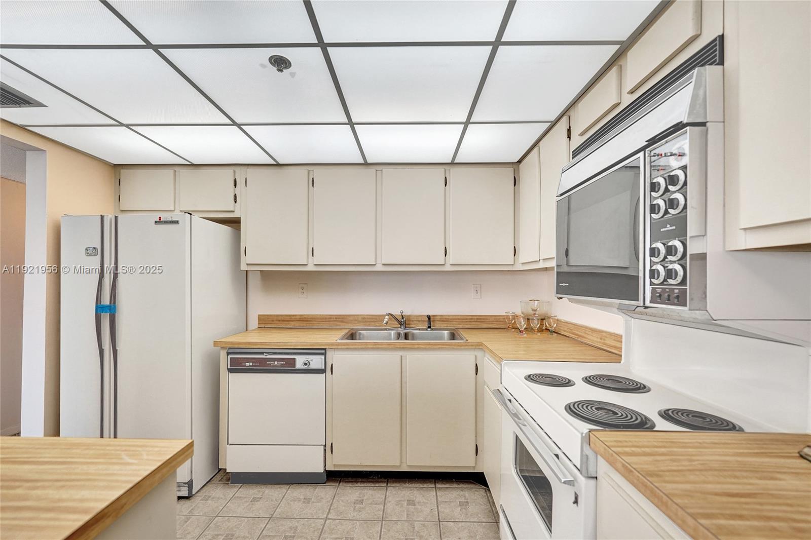 WINSTON TOWERS 600 CONDO - Residential