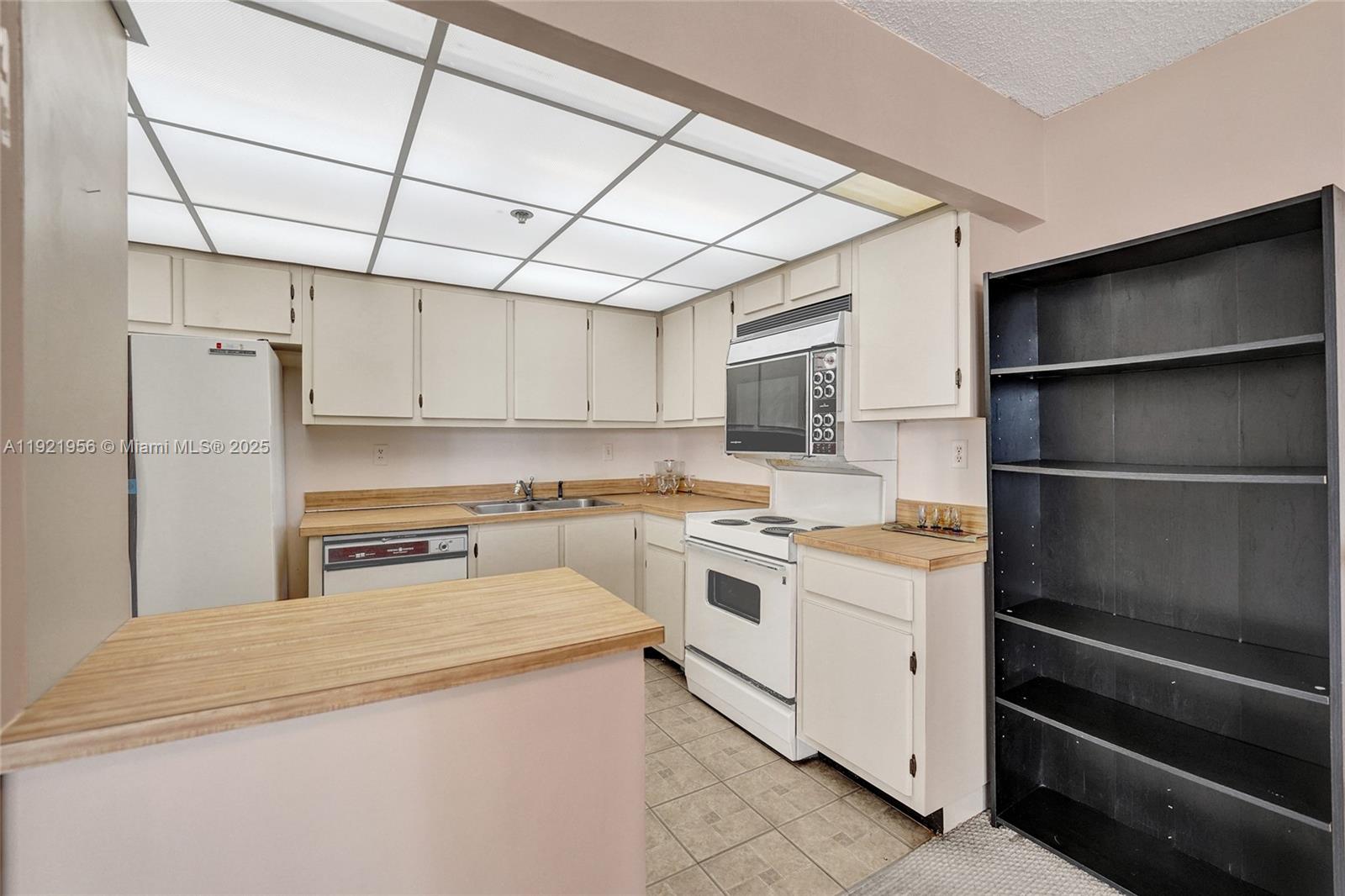 WINSTON TOWERS 600 CONDO - Residential