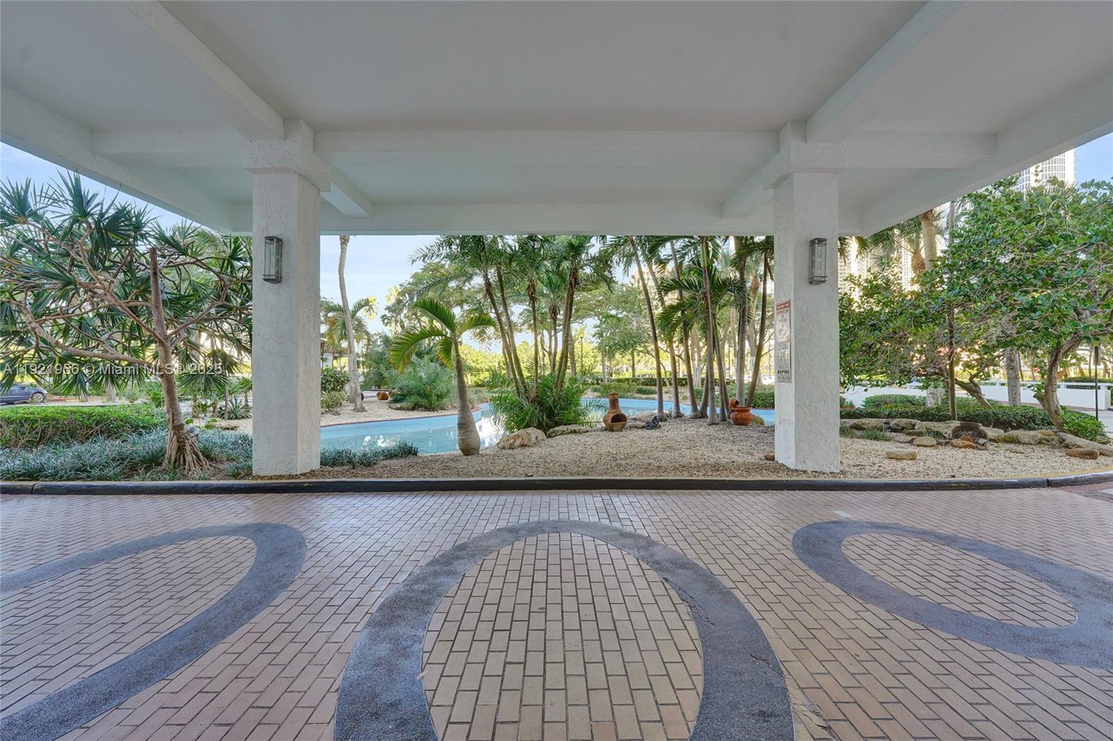 WINSTON TOWERS 600 CONDO - Residential