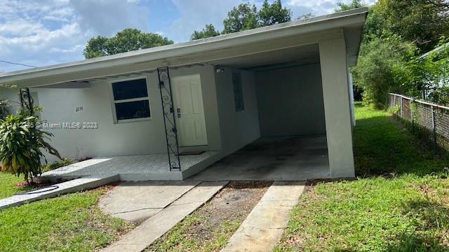 GREAT HOUSE 3/2 NICE LOCATION. JUST PAINTED. TENANT MUST TO HAVE GOOD CREDIT
EASY TO SHOW.