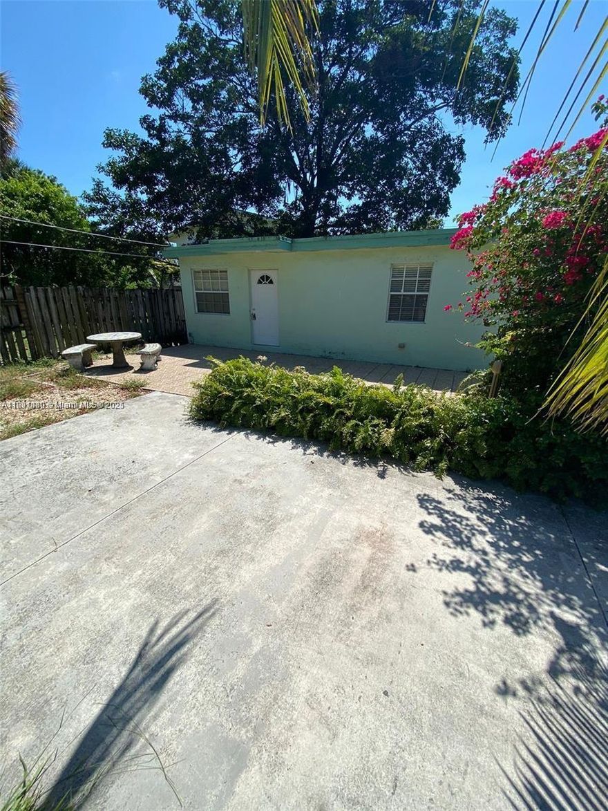Beautiful 1/1 apartment home (apartment on the back of the building) Excellent location just minutes from Dania Pointe shopping, restaurants, Also, just minutes to the Fort Lauderdale International Airport, I95 and I595. Large front fenced, concrete slab drive. No association approval necessary, fast approval from owner, no waiting period. **NEW HURRICANE IMPACT WINDOWS**Laundry room in site.*** *WATER AND POWER INCLUDED IN THE RENT**(apartment on the back of the building)
