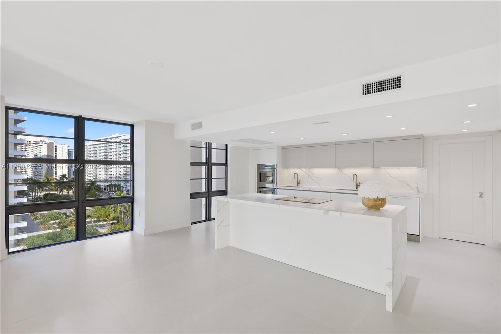 5500 Collins Ave 802