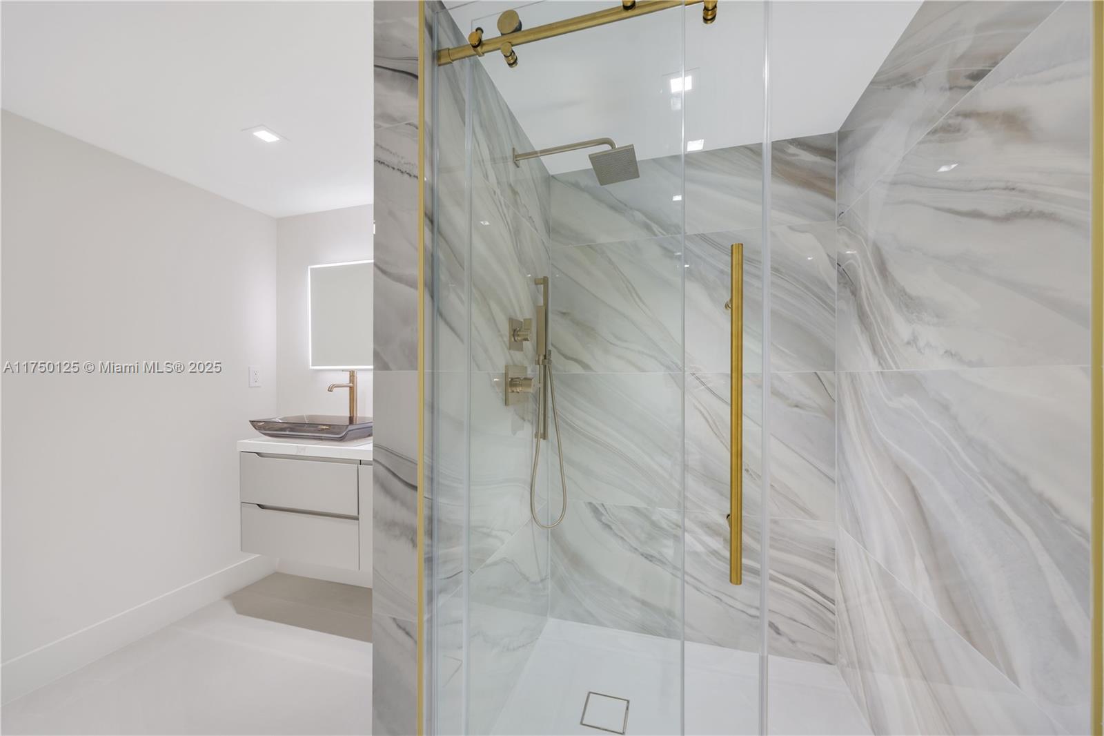 TOWERHOUSE CONDO - Residential