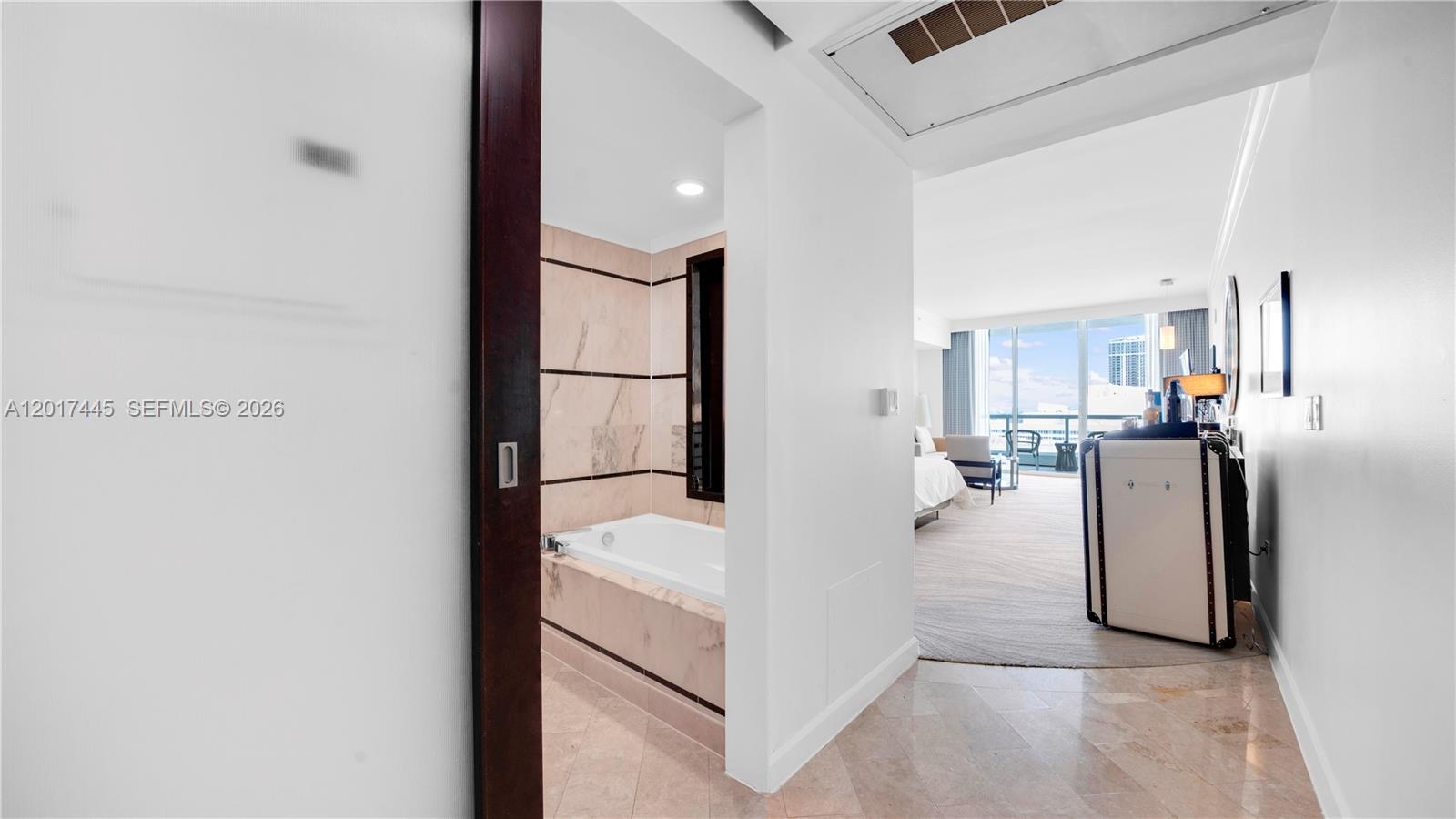 FONTAINEBLEAU III OCEAN C - Residential