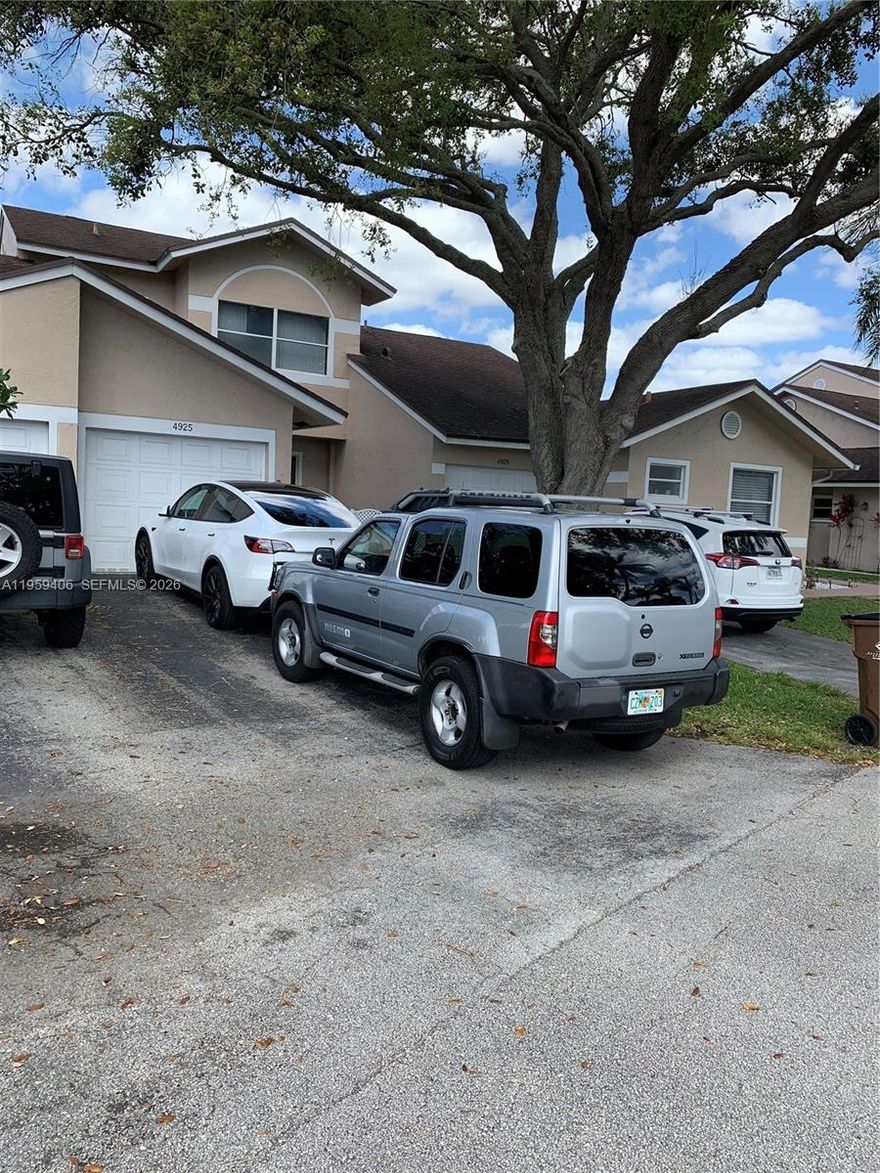 Remarkable 3/2  1/2 bathrooms  townhome in Deerfield beach .in great condition Very nice space with open kitchen .Large closets , master bedroom upstairs,has nicely fence back yard  .