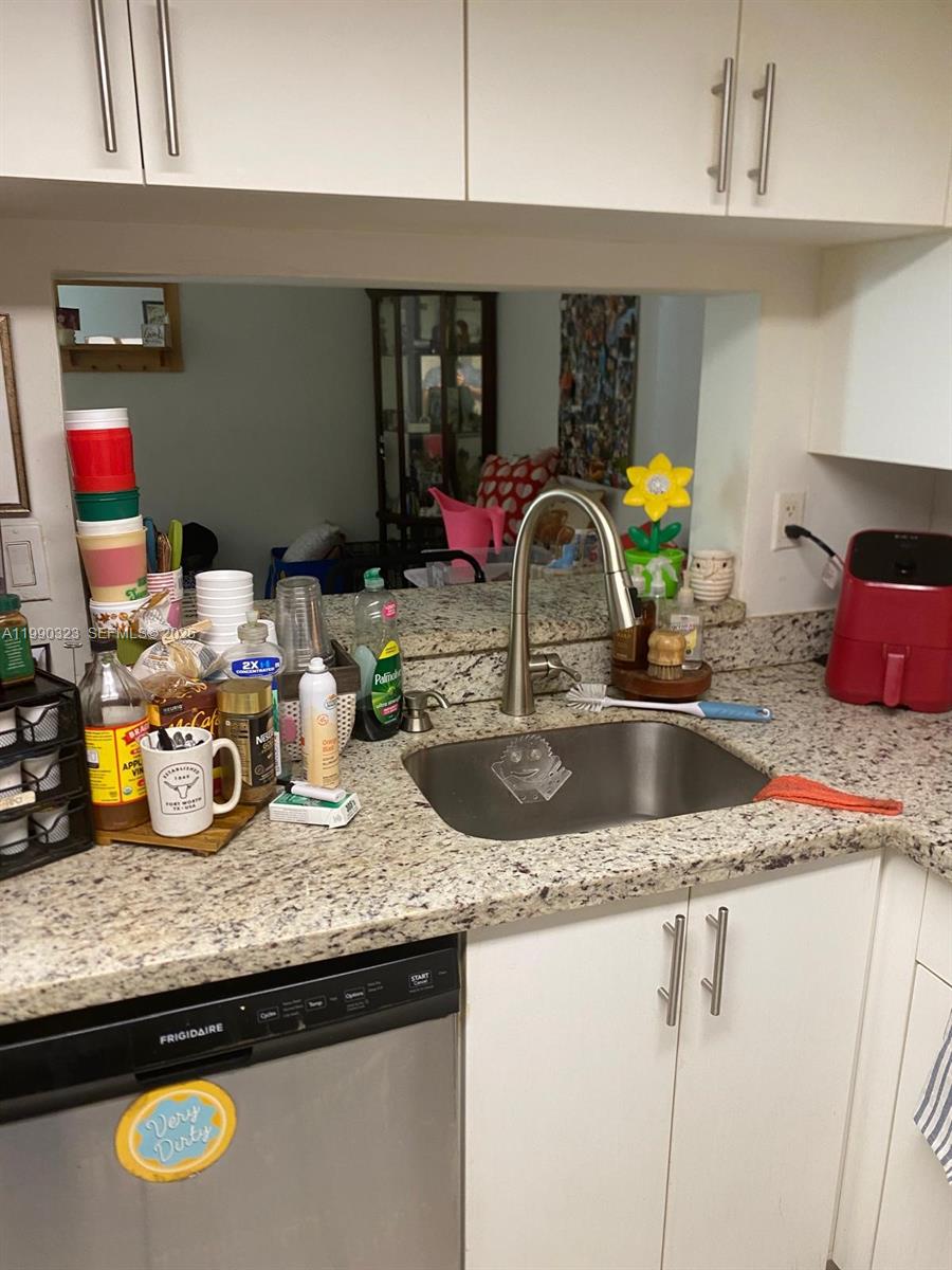 INTERNATIONAL PARK CONDO - Residential