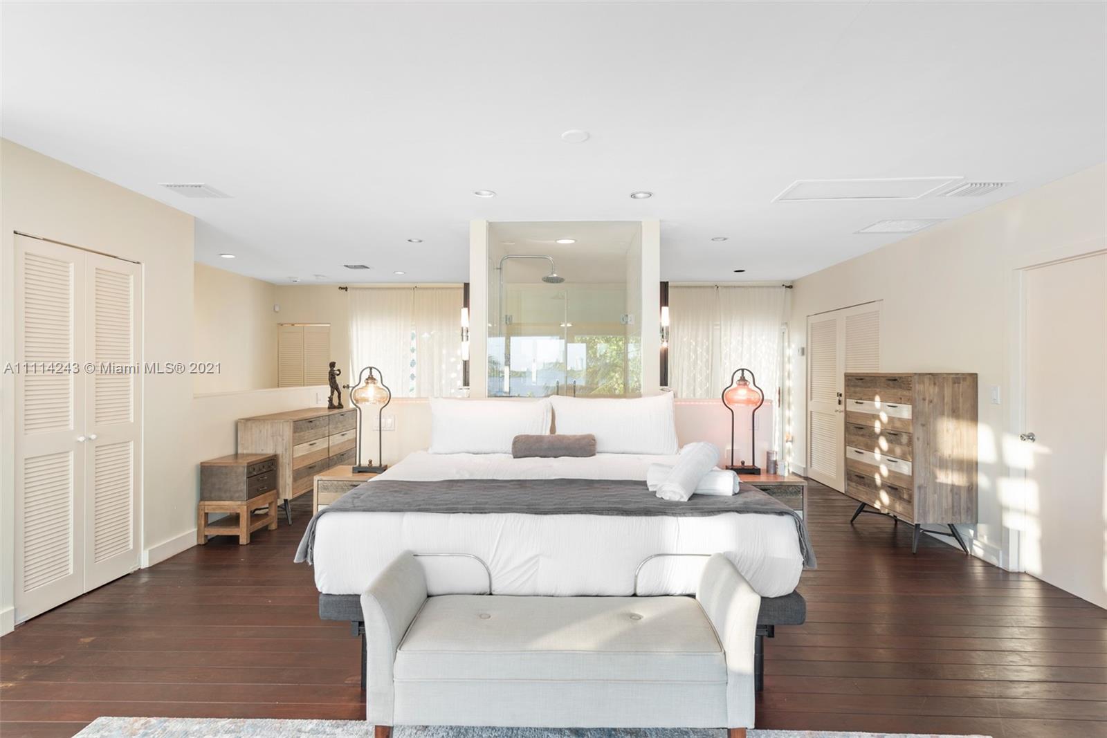 BELLE MEADE ISLAND - Residential