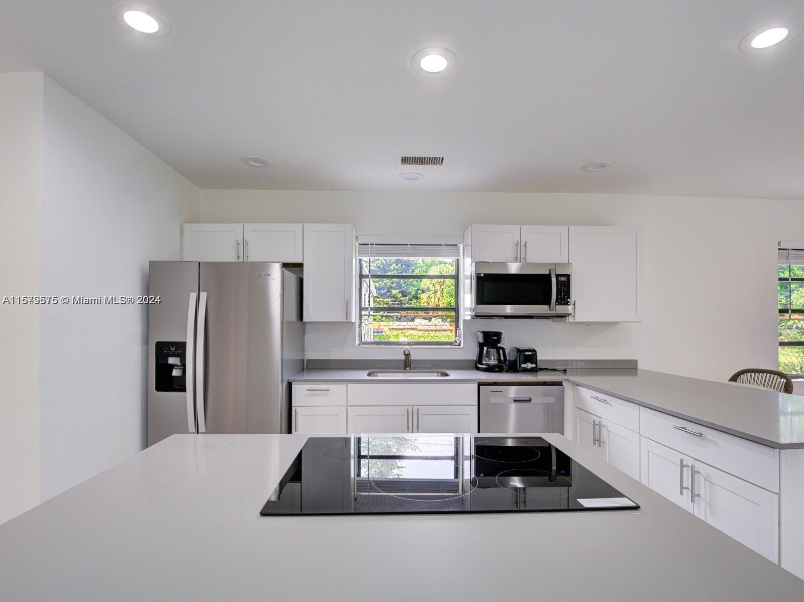 HOLLYWOOD LITTLE RANCHES - Residential